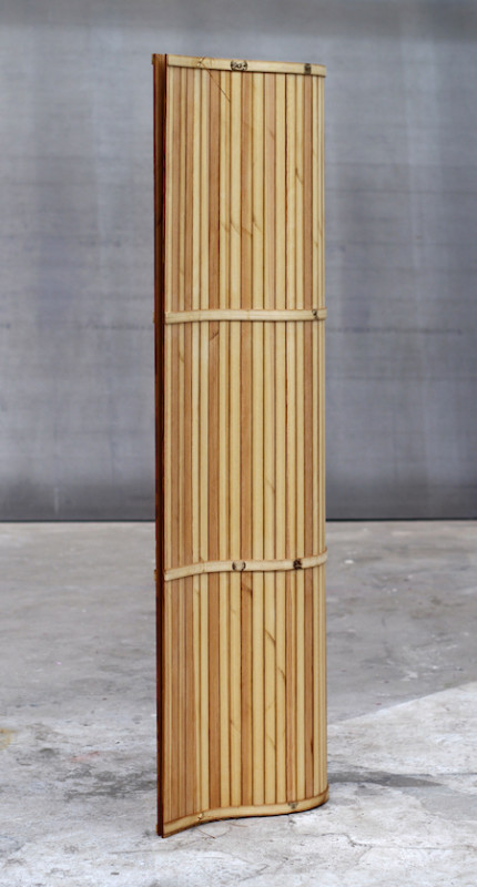 2014
Pine, leash
157 x 40 x 25 cm
Unique piece