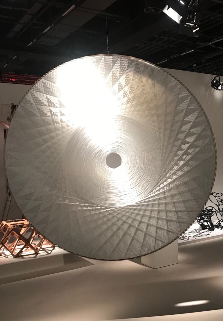 Thread sculpture, sound-absorbing
Polyester, thread, wood, glass fiber
Diameter: 200 cm Depth: 5 cm
Unique piece