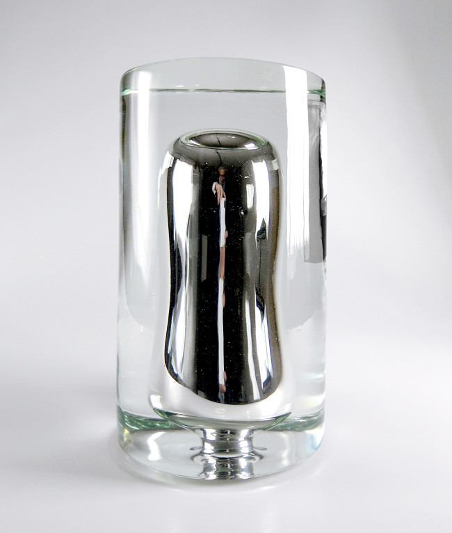 2023
Solid handblown glass, silvering
19 x 19 x 33 cm
Unique piece