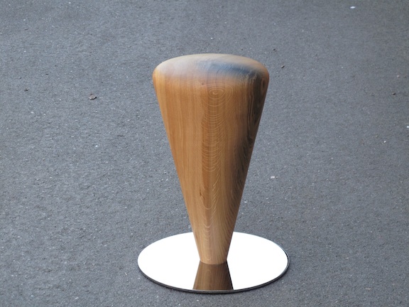 2012
Solid oak, metal
Height : 53 cm / Diameter of metal base : 38 cm
Limited edition of 20 unique pieces in oak